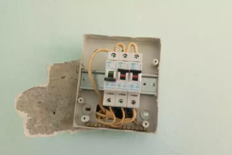 Mise aux normes électriques d’un appartement : quand l’envisager et combien ça coûte